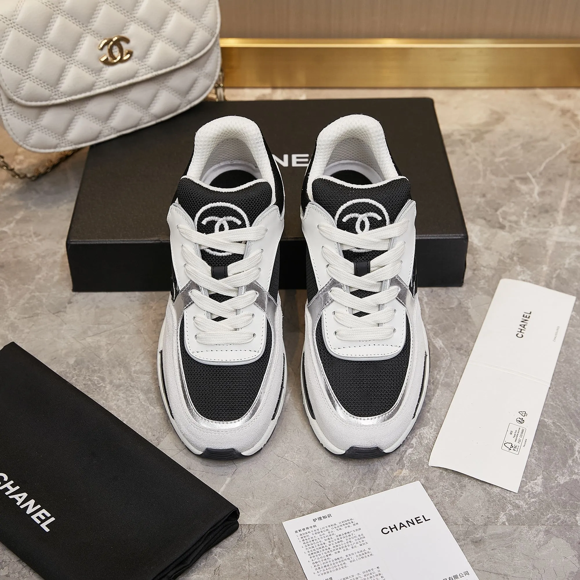 Men's shoes pP700! Chanel Chanel - 2024 counter top casual sneakers This classic design; the upper is embroidered with various techniques; the outsole is fashionable and sporty; the outsole is stylish and sporty; it incorporates a variety of color matching elements... The diversified mix and match is very good-looking and versatile, casual, fashionable, sports, and outdoor can be taken into account... ꫛꫀꪝ Go➫ Material: ❶Upper made of: original imported high silk cowhide suede + small fragrance fabric ❷Inner use: Original imported breathable sheepskin lining ❸ Outsole based on: Original TPU combination outsole Special counter boutique packaging complete set Women 35–41 Men 38-45